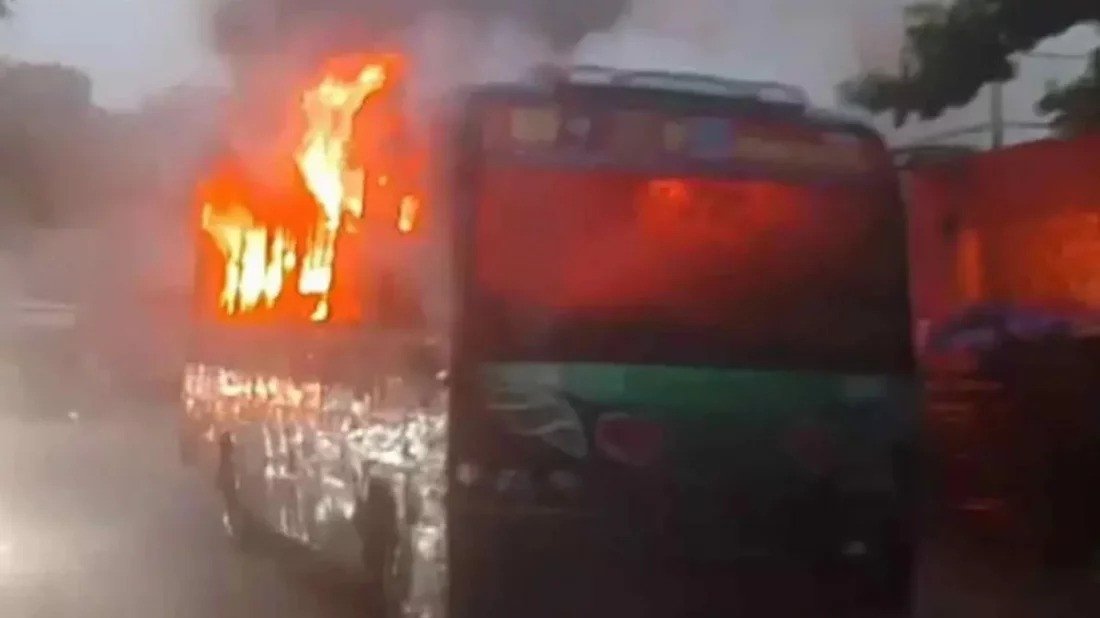 রাজধানীর পল্লবীতে বাসে আগুন